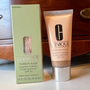 BNIB Clinique Moisture Surge Sheertint Hydrator Universal Light Medium